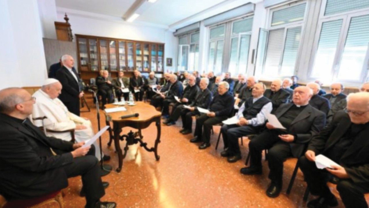  L’Evêque de Rome rencontre  des prêtres âgés de son diocèse  FRA-020